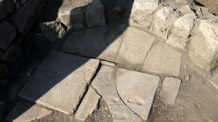 <p>"Assos kazıları için önemli bir veri"<br />
İzlerin bulunduğu yapının ait olduğu dönemle ilgili bilgi veren Arslan, şunları söyledi: "Bu yapının tarihi 7`nci yüzyıl. Demek ki günümüzden 1300 yıl öncesine ait bir tuğlanın üzerinde bir bebeğin ayak izlerini görmekteyiz. Eğer çocuk hepsinde yürüseydi, diğer tuğlalarda iz ya da bozulmaya neden olacaktı. Çünkü ilk bastığı ayak izi çok derin. Sonrasında aniden kaldırılmışçasına izlerin daha yüzeysel olduğunu görmekteyiz ve devam etmemiş. Adımlarından da bunun henüz yeni yürümeye başlayan çocuk olduğunu görüyoruz. Çünkü 2 ayak arasındaki adımlar 5 santimetre. Çok küçük adımlarla yürüdüğünü görmekteyiz."</p>