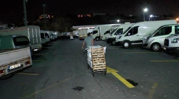 <p>15 Nisan 2021 yılında gırgır ve trol yöntemi ile avcılığa ara verilmişti. Bugün saatler 00.00'ı gösterdiğinde yasak kalktı. Karadeniz, Marmara ve Ege Denizi'nde 1 Eylül itibarıyla açıldı. Balıkçılar her yıl olduğu gibi bu yıl da 'Vira Bismillah' diyerek yola çıktı. Gürpınar Balık Hali'nde ise, yeni sezon hareketliliği yaşandı. İlerleyen saatlerde avlarını tamamlayan balıkçılar hale geldi. Tezgahta balıkları satacak olanlarsa halin yolunu tuttu. Gözlerine kestirdikleri balıklar için pazarlık yapan balıkçılar zaman zaman mezatlardan balıklarını alarak arabalarına kasaları taşıdılar.</p>