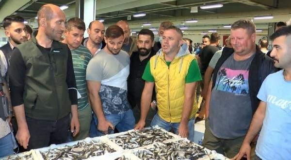 <p>“İLERLEYEN GÜNLERDE FİYATLAR DÜŞECEKTİR"</p>

<p>Gürpınar Balık Hali'nde komisyonculuk yapan Volkan Çimen “Tabii ilk ağlar sayılır, istavritin kilosu 15,20,25 lirayı bulabilir. İlerleyen günlerde fiyatlar kesinlikle düşecektir. bu ilk gün yani bununla bütün sezonu kıyaslamak yanlış olacak. İki günlük veya bir haftalık süre bazında daha net ortaya çıkacaktır yani. Tekir için fiyatlar değişken oluyor. Geçen sene yani 40 lirayla 60,70,80  liraya kadar çıkmıştı. Bazı günler 30 liraya kadar düşebiliyordu" diye konuştu.</p>
