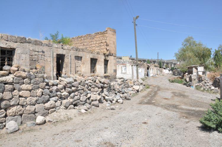 <p>Sarıkamış’ta bulunan Karakurt Barajı’nın suları altında kalan 9. yüzyılda Baltık mimarı tarzında yapılan ve ‘Taşınmaz Kültür Varlığı' olarak tescillenen 2 kilise ile tarihi Kuyumcular Çarşı baraj suları çekilince ortaya çıktı.</p>
