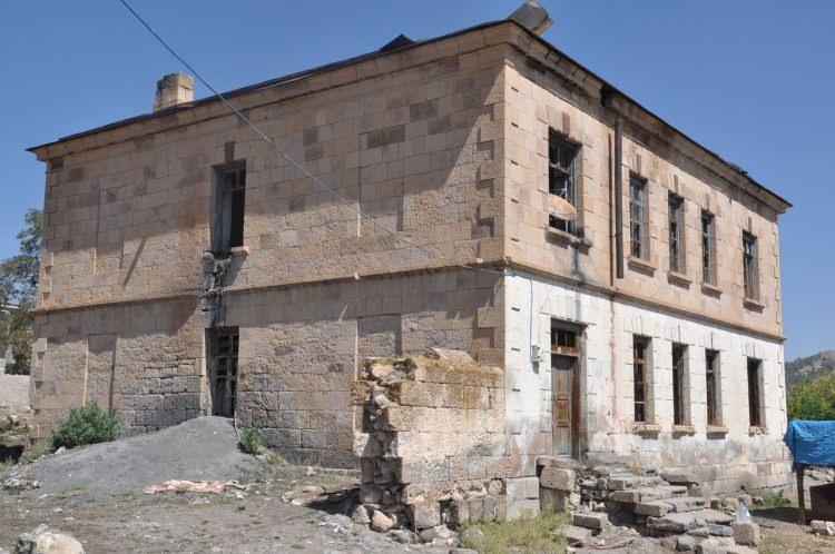 <p>Yani su her yeri yok etmiş. Burada barajın olmaması gerekirdi. Bu tarihi göz göre göre yok ettiler. </p>
