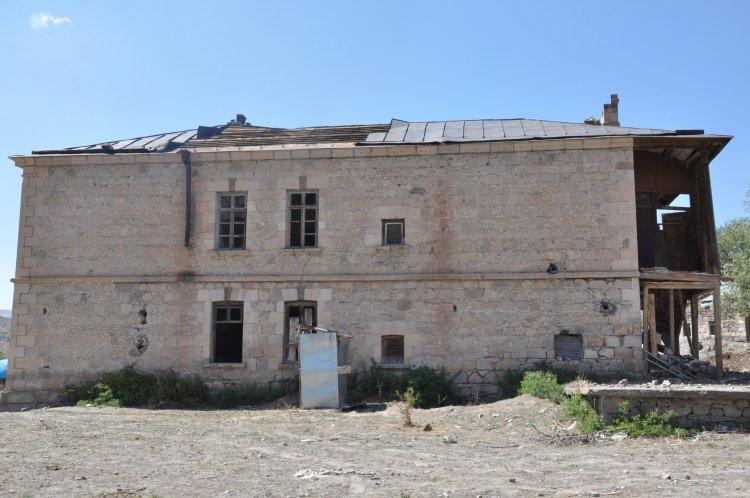<p>Kuraklıktan dolayın baraj sularının çekilmesiyle birlikte adeta savaş alanı dönmüş bir vaziyette ortaya çıkan eski Karakurt köyünde, gün yüzene çıkan tarihi mekanların ne olacağı bilinmiyor.</p>