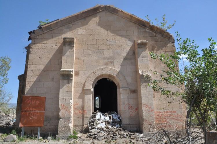 <p>Önümüzdeki günlerde yeniden baraj sularının yükseleceğini ifade eden köylüler, yetkililerden tarihi mekanlar için önlem alınmasını istedi.</p>
