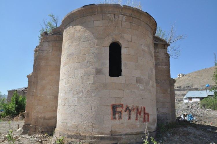 <p>Karakurt HES Baraj Gölü’nde suların çekilmesiyle birlikte ortaya çıkan 2 kilise ve 20’ye yakın tarihi mekan arasında 1949 yılında karakol olarak kullanılan bina da bulunuyor.</p>
