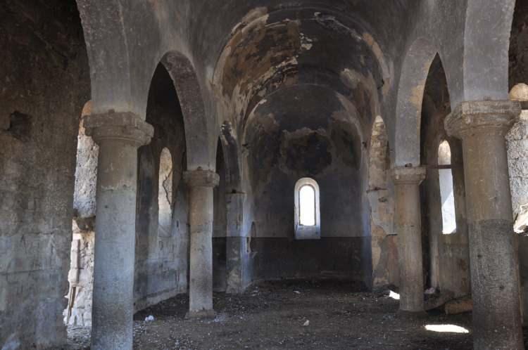 <p>Binanın üzerinde, “T.C. Karakurt Karakolu 1949” yazıyor.</p>