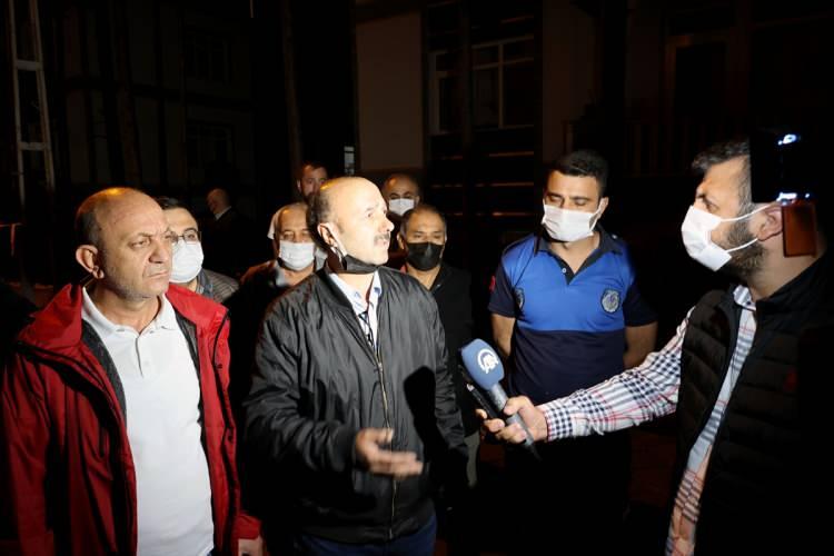 <p><strong> "Birazdan binanın mühürlenmesi yapılacak"</strong></p>

<p>Bölgeye gelerek incelemede bulunan Sincan Belediye Başkan Yardımcısı Abdurrahman Barın, 40 yaşındaki binanın kolonunun patladığını söyledi.</p>
