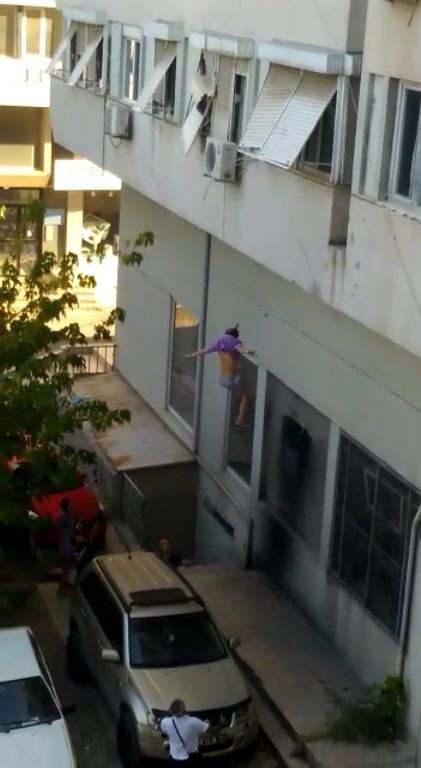 <p><strong>Antalya</strong>’da kaçırılıp rehin tutulduğunu ileri süren 19 yaşındaki genç kız, apartmanın penceresinden kendini boşluğa bıraktı</p>
