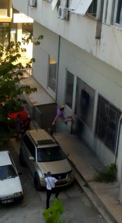 <p>İhbarın ardından olay yerine polis ve itfaiye ekipleri sevk edildi.</p>