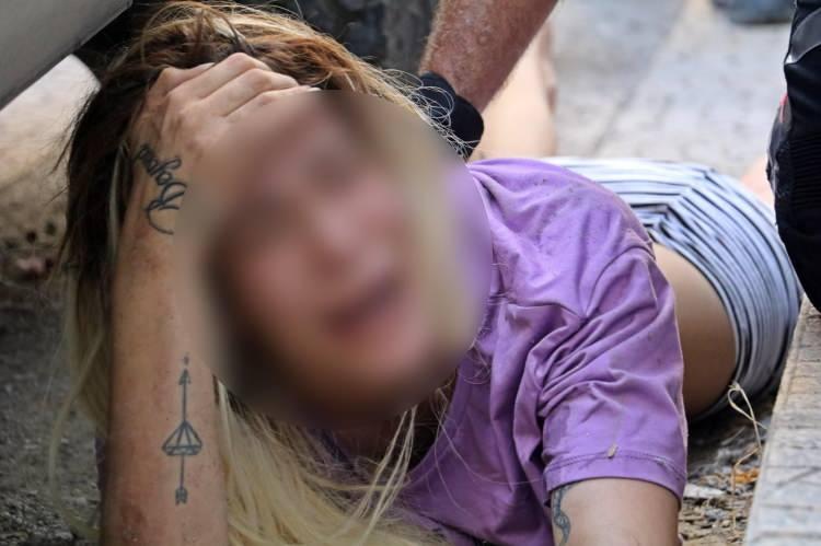 <p>Şirin N.E. polis ve çevredekilerin ikna çabalarına aldırış etmeyip, zorla tutulduğunu ileri sürerek 10 metre yüksekliğindeki dairenin penceresinden kendini aşağıya bıraktı.</p>