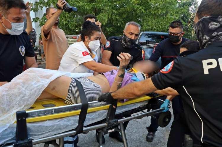 <p>Sağlık ekiplerinin ilk müdahalesinin ardından sedyeyle ambulansa alınan Şirin N.E., tedavisi yapılmak üzere <strong>Antalya</strong> Eğitim ve Araştırma Hastanesine kaldırıldı.</p>