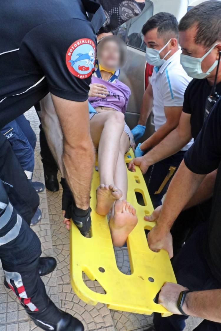 <p>Hemen pencereye çıktım. Kadın pencerede 'Ölmek istiyorum' diye bağırıyordu. Kaçırıldığını iddia etti. 2 dakika geçmeden direk atladı" dedi.</p>