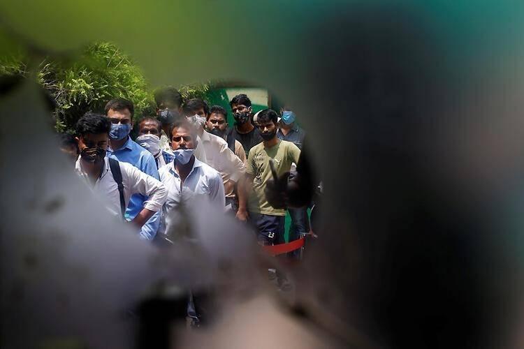 <p>BBC, kuzey eyaleti Uttar Pradesh'in bazı şehirlerinde bir haftadır çocukların sabahları yataklarından yüksek ateş ve tere batmış halde uyandığını bildiriyor.</p>
