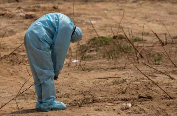 <p>Uttar Pradeşli yetkililer, hastalığa yakalanan kişilerin ailelerine yardım sözü verdi ve "Firozabad ilçe hastanesindeki özel Kovid-19 koğuşu, ateşten muzdarip hastalar için ayrılmıştır” dedi.</p>