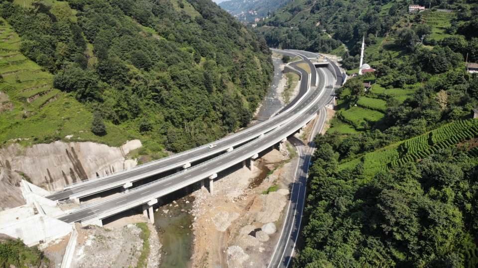 <p>Bu kapsamda, Rize'yi Erzurum'a bağlayan tek yol standardındaki güzergahın Karadeniz Sahil Yolu İyidere mevkisinden İkizdere ilçesi çıkışına kadar uzanan kesimi, 37,9 kilometre uzunluğunda, 2x2 şeritli, bitümlü sıcak karışım kaplamalı bölünmüş yol olarak projelendirildi.<br />
 </p>
