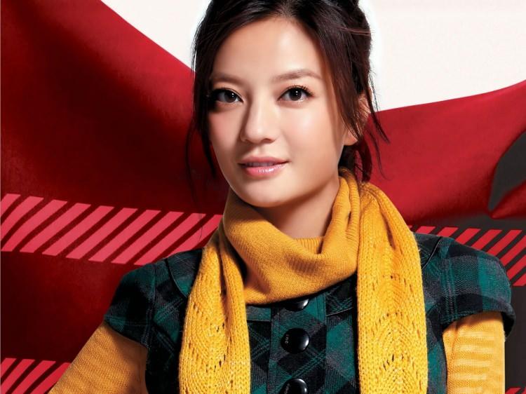 <p><span style="color:#EE82EE"><strong>2014 yılında Singapurlu bir yatırımcı olan eşi Huang Youlong'la film şirketi Alibaba Pictures'ın hisslerini 3 milyar 300 milyon TL ile aldı.</strong></span></p>