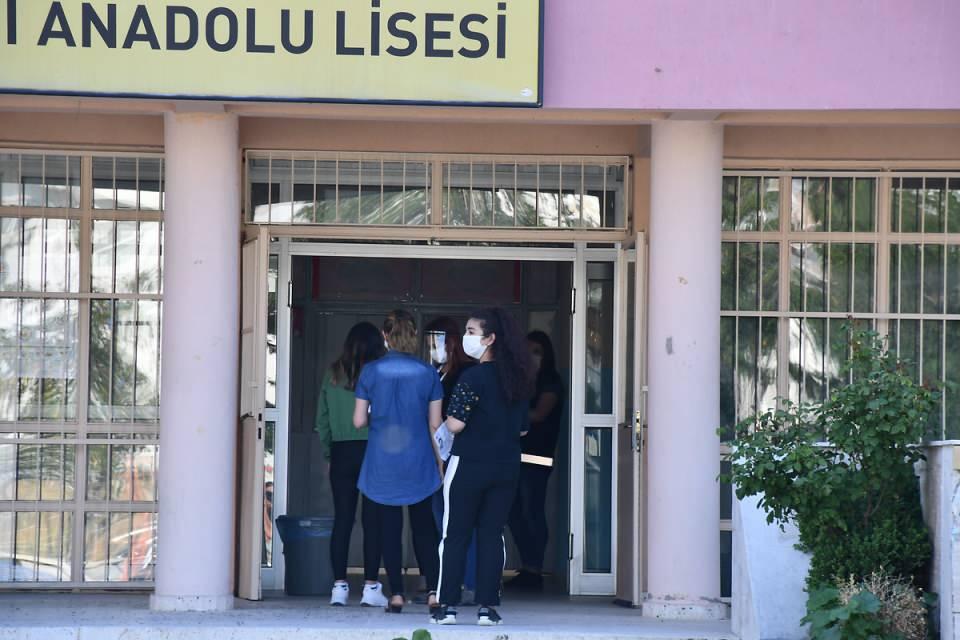 <p>Okul öncesi ve ilkokul birinci sınıf öğrencileri ise yarından itibaren 3 gün boyunca okullarda yüz yüze yürütülecek uyum eğitimine katılacak.</p>
<p> </p>