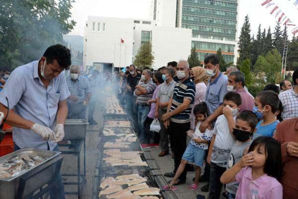 <p>Kahramanmaraş Valisi Ömer Faruk Coşkun, milletvekilleri, belediye başkanları ve vatandaşların katılımıyla gerçekleşen festivalin açılışında konuşan Kahramanmaraş Büyükşehir Belediye Başkan Vekili Ali Çam, şehrin denize kıyısı olmamasına rağmen tatlı su bakımından çok zengin olduğunu, bu sularda yetiştirilen balıkların dünyanın birçok ülkesine ihraç edildiğini söyledi.</p>