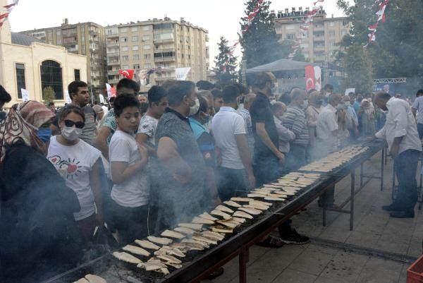 <p>Kahramanmaraş Balıkçılar Derneği Başkanı İbrahim Sarı, destek verenlere teşekkür plaketi verdiği festivalde meydana kurulan dev mangalda pişirilen yaklaşık 1.5 ton alabalık vatandaşlara ikram edildi. Renkli görüntülere sahne olan festivalde okçular da katılımcılara küçük bir gösteri sundu.</p>
<p> </p>