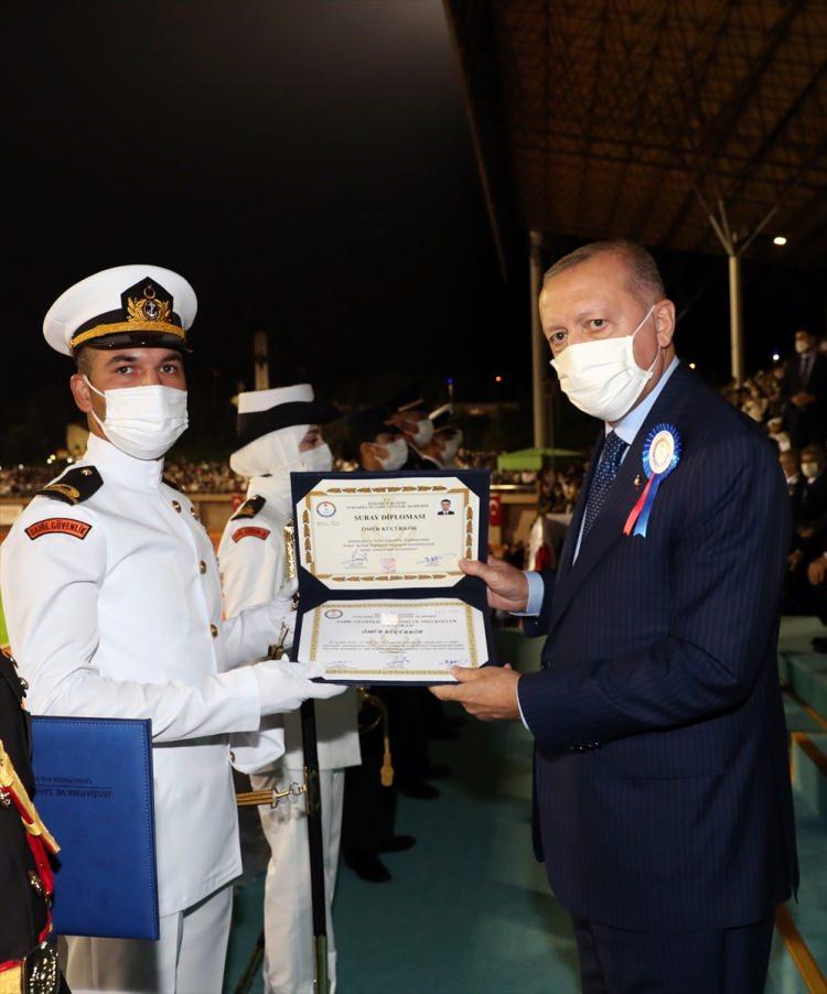 <p>andarma ve Sahil Güvenlik Akademisi Başkanı Tuğgeneral Murat Bulut'un konuşmasının ardından akademiden mezun olan subay ve astsubaylardan dönem birincileri tarafından yaş kütüklerine yıldız ve plaket çakıldı.</p>
