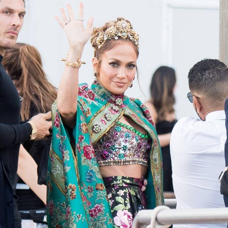 <p><span style="color:#EE82EE"><strong>Geleneksel motiflerle yapılmış kıyafetiyle Dolce&Gabbana defilesine damga vuran Jennifer Lopez aynı zamanda fiyat etiketiyle de gündem oldu. </strong></span></p>
