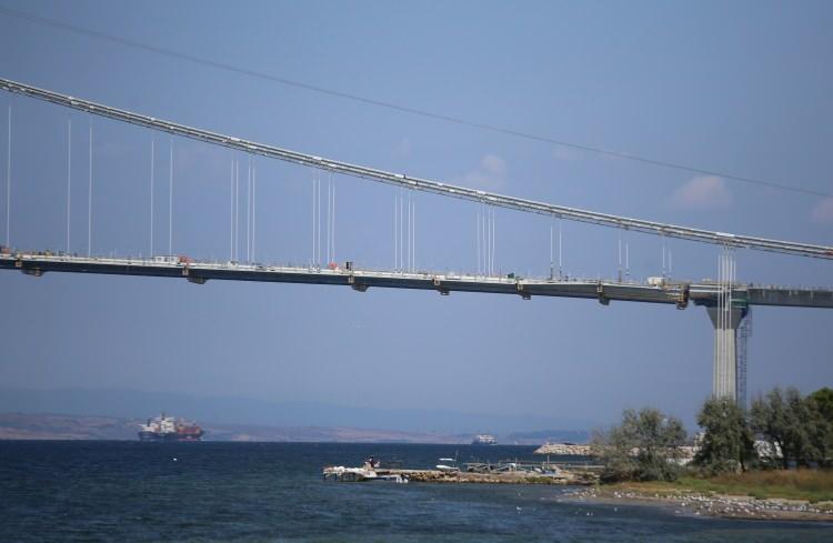 <p>Ay sonuna kadar bitirilmesi planlanan çalışma kapsamında iki kule arasındaki 55 tabliyenin montajı sona erdi. Kalan 32 tabliye için çalışmalar hızla devam ediyor.</p>
<p> </p>