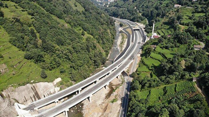 <p>Daha önce yapılan çalışmalarla 27,2 kilometrelik kesimi bitirilen projede, 850 metrelik çift tüplü Hurmalık-1 Tüneli, 720 metrelik Hurmalık-2 Tüneli ile Hurmalık-1 giriş-çıkış köprüleri ve bağlantı yollarından oluşan 3,6 kilometrelik kesim de trafiğe açılarak, yolun toplamda 30,8 kilometrelik bölümü bölünmüş yol standardında tamamlandı.</p>
<p> </p>