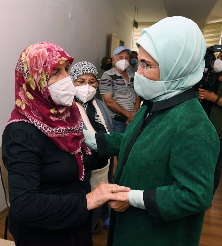 <p>Büyük bir felaket yaşandığına işaret eden Erdoğan, "Gerçekten büyük bir felaket. Öncesinde televizyonlarda da izlemiştik. Çok üzüldük, onlarla birlikte gerçekten çok ağladık." dedi.</p>