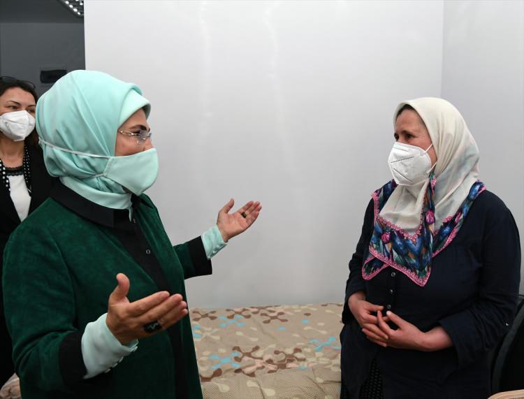 <p>Dere yataklarına ev yapılmaması gerektiğini ifade eden Erdoğan, "Bakanlarımızın ifadelerine göre, en çok dere yataklarına yapılan evlerin yanlış durumlarından dolayı bu felaketin olduğu. Tabii ki bu felaket her zaman olan bir şey değil ama bunlar da bunu hızlandırdı maalesef." diye konuştu.</p>