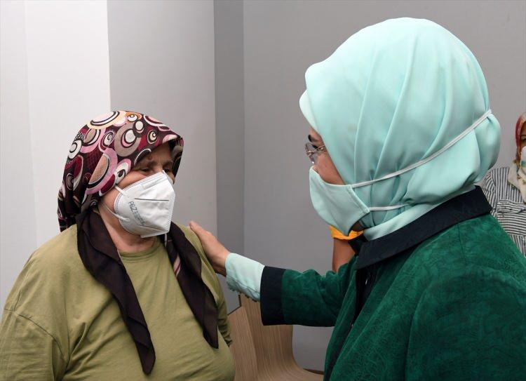 <p>Devletin vatandaşların yaralarını kısa sürede sardığını vurgulayan Emine Erdoğan, şöyle devam etti:</p>