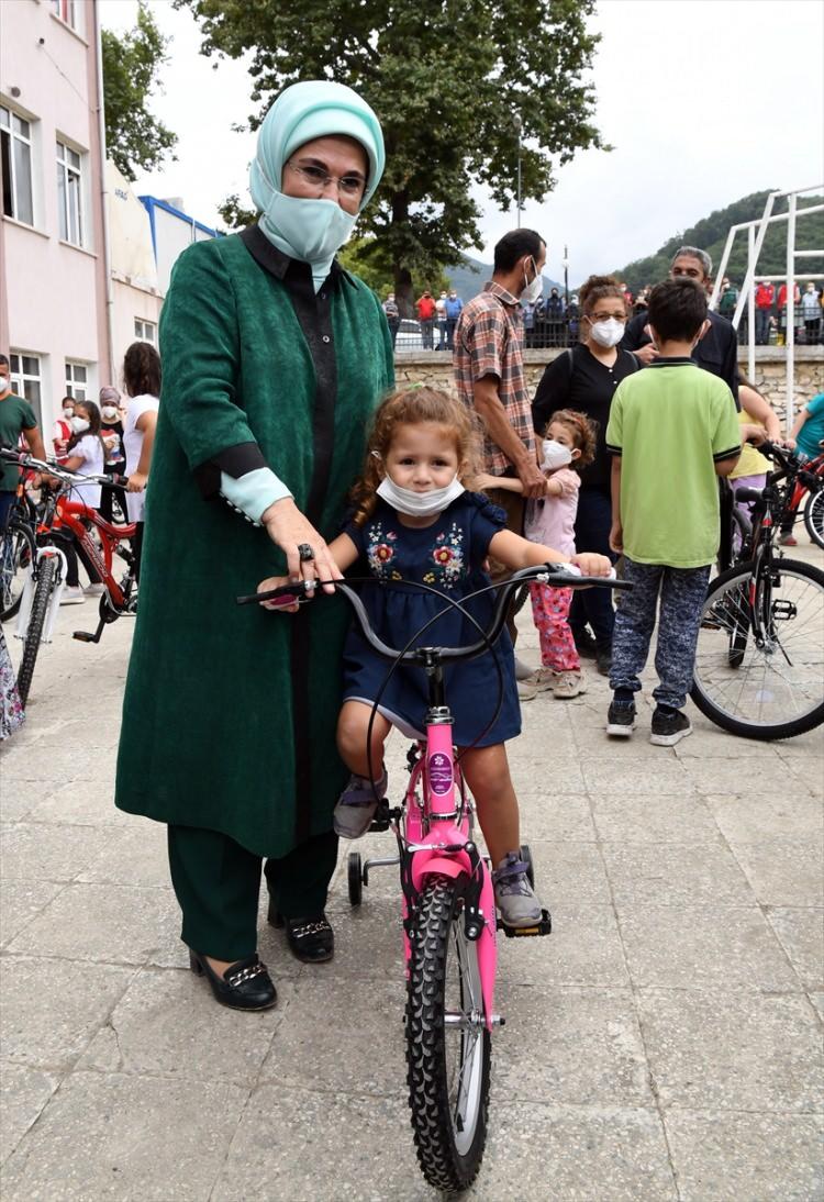 <p>"Devletimiz, belediyelerimiz, STK'larımız çok kısa zamanda buralara ulaşarak, gereken her şeyi en kısa zamanda, hatta Avrupa'da yapılamayan şeyleri de ilk defa Türkiye'de yaptık.</p>