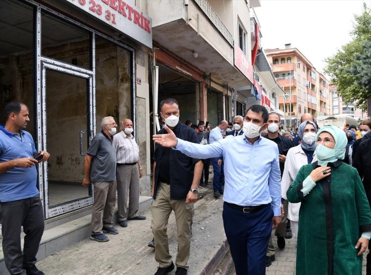 <p>Allah bir daha böyle bir afeti hiç kimseye yaşatmasın. Halkımız rahat olsun gereken her türlü ihtiyaçları gideriliyor. Bunu burada görmek beni memnun etti. </p>