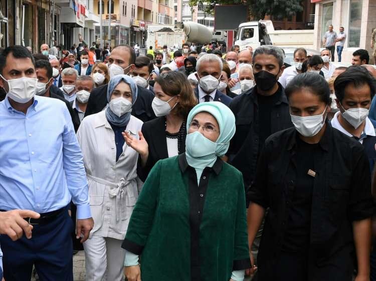 <p>Yeni yapılacak dükkanların temel atma törenine de katılan Erdoğan, Afet Koordinasyon Merkezi'ne geçerek çalışmalar hakkında bilgi aldı.</p>