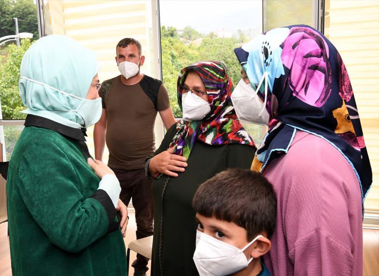 <p>Bozkurt Çok Programlı Anadolu Lisesi bahçesinde afetzede çocuklara okul çantası, oyuncak ve bisiklet hediye eden Erdoğan, çocukların aileleriyle de bir süre sohbet etti.</p>