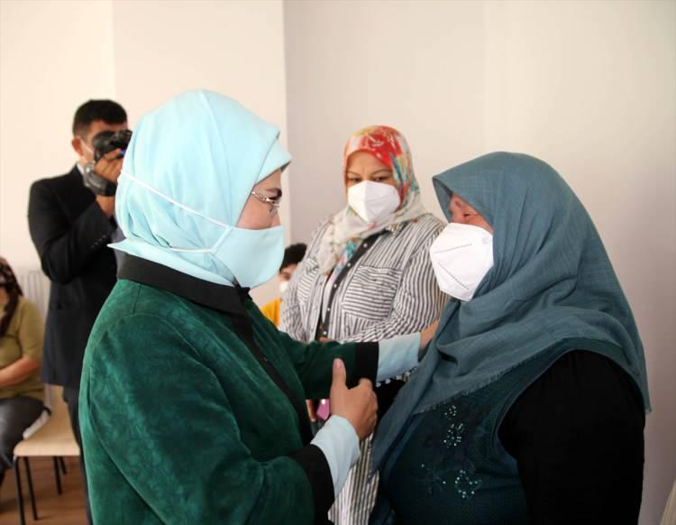 <p>Emine Erdoğan'a İçişleri Bakanı Süleyman Soylu ile Çevre ve Şehircilik Bakanı Murat Kurum eşlik etti.</p>