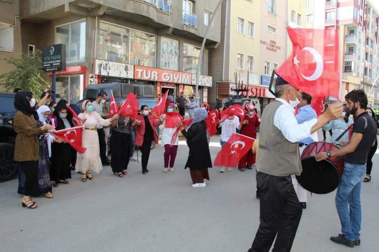 <p> Çocukları ve yakınları PKK'lı teröristlerce kaçırılan aileler, şehit ve gazi yakınları ile kadınlar, ellerinde Türk bayraklarıyla yürüyerek HDP il binasının önüne geldi.</p>
