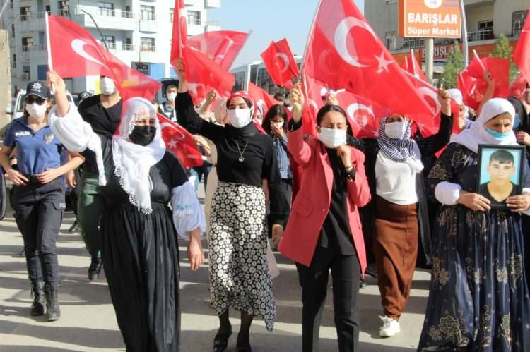 <p>28 Ağustos’ta güvenlik güçlerine teslim olan oğlu Metin Üstek’e kavuşan Emine Üstek ve diğer aileler, HDP il binası önünde davul zurna eşliğinde halay çekti.</p>
