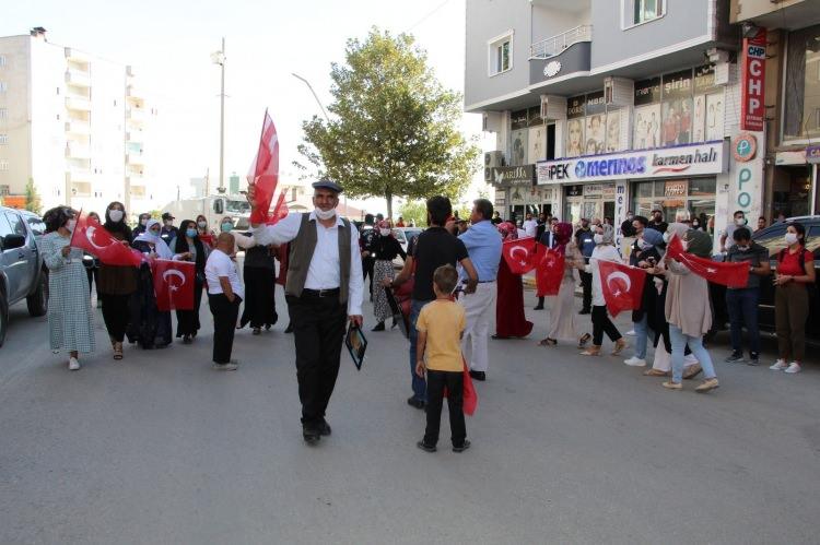 <p>Emine Üstek, “Oğlum artık yanımda, Allah’ın izniyle artık fotoğrafına değil, kendisine sarılacağım. Allah devletimizden razı olsun. Ailenize kavuşun</p>