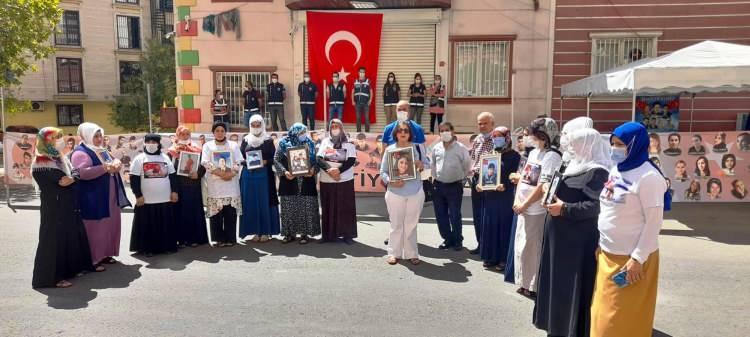 <p>Ben ne kadar sevindiysem, sizin ailenizde o kadar sevinir” dedi. Baba Ömer Üstek de kendisine destek olan herkese teşekkür etti.<br />
</p>