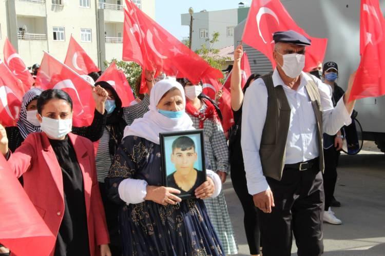 <p>Şehit eşi Zübeyde Bilir, terör örgütünden bir çocuklarını daha aldıklarını söyledi. Bilir, "Bugün burada bulunmamızın sebebi Emine Teyzenin oğluna kavuşması.</p>