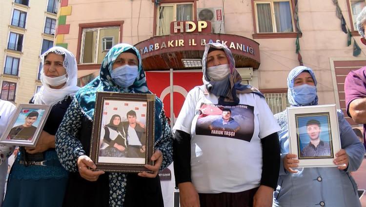 <p> Terör örgütün kucağından bir gencimizi daha aldık. İnşallah bütün geçlerimiz böyle ailelerine kavuşurlar. Bütün annelerin gözyaşları diner. </p>