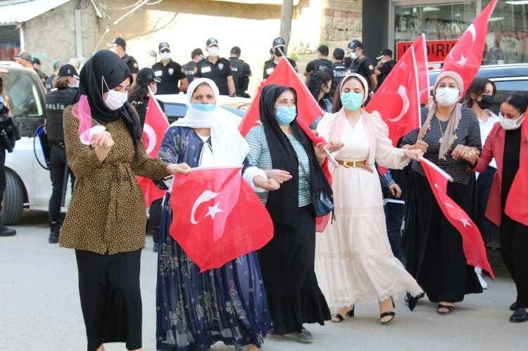 <p> Biz, Şırnaklı kadınlar olarak hiçbir zaman bu davadan vazgeçmeyeceğiz. Bir tek gencimizi PKK terör örgütüne yedirmeyeceğiz” dedi.<br />
</p>