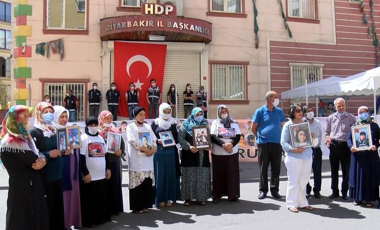 <p>Ailelere destek veren Geleceğe Işık Saçan Kadın Derneği Başkanı Hatice Atan ise bir yıldır şehit aileleri ve çocukları dağa kaçırılan kadınlarla birlikte HDP önünde olduklarını belirterek, "Bizim bir sözümüz vardı, sesiz çığlıkların sesi olacağız diye. </p>