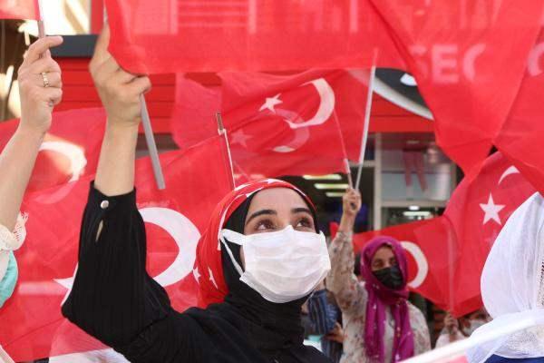 <p>Burada bir tarafımızda oğlu bağrından koparılmış bir anne, diğer tarafta eşleri terör olaylarında kaybetmiş şehit eşleri var.</p>