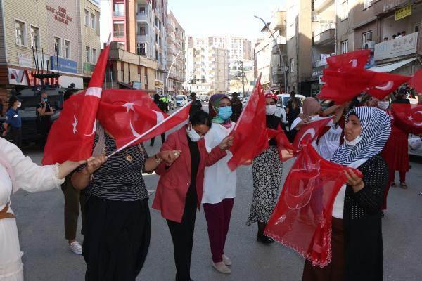 <p>Bize diyorlar, ‘Dağdan gelip annelerine kavuşunca şehit ailelerin yürekleri yanmıyor mu?’ Evet yanıyor. Ama artık şehit anneleri ile birlikte biz hareket ediyoruz. </p>