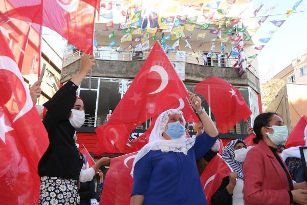 <p> Emine anne evladına kavuşunca biz, hepimiz mutluluğunu, heyecanını yaşadık. Biz demiştik bahar gelecek ve biz bugün baharı yaşıyoruz" diye konuştu.</p>
<p> </p>