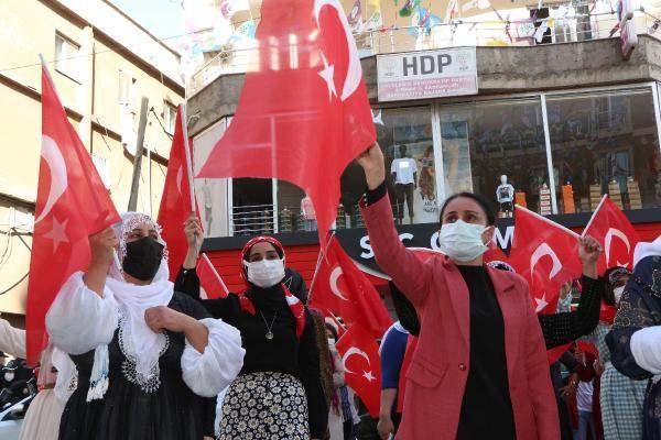 <p> Terör örgütü PKK’nın çocuklarını kaçırdığı gerekçesiyle HDP önünde eylem yapan <strong>Şırnak</strong> annelerinden Emine Üstek, oğluna kavuşmanın mutluluğunu HDP önünde halay çekerek kutladı.</p>