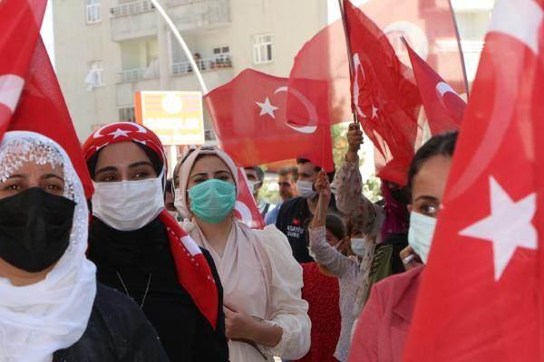 <p>Yoğun güvenlik önlemleri altında ellerinde Türk bayrakları ve davul zurna eşliğinde HDP il binasına yürüyen kadınlar, terör örgütü PKK’ya ve HDP’ye tepkilerini dile getirdi.</p>
