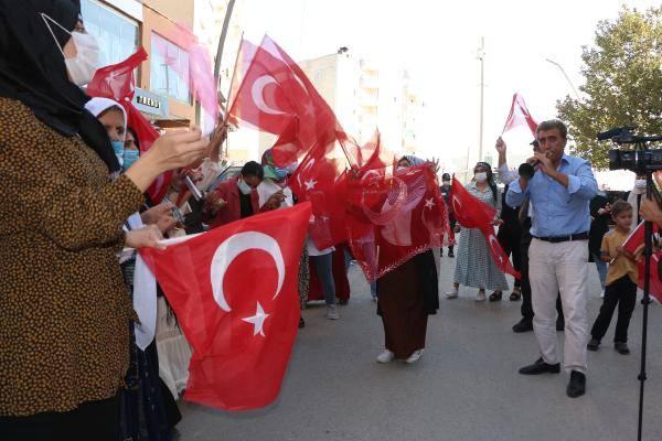 <p>Kadınlar sık sık ’Kahrolsun PKK’, ’Şehitler ölmez vatan bölünmez’, ’Kahrolsun PKK, işbirlikçi HDP’ ve ’Kürt Türk kardeştir, PKK kalleştir’ sloganları attı.</p>
