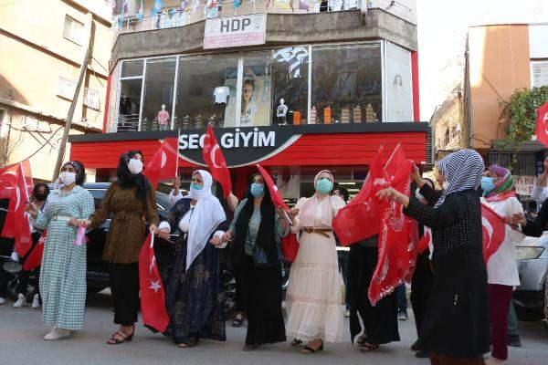 <p>Geçtiğimiz hafta oğlu M.Ü. terör örgütünden kaçarak güvenlik güçlerine teslim olmuş, ardından emniyet birimleri tarafından anne Emine ve baba Ömer Üstek ile buluşması sağlanmıştı.</p>
