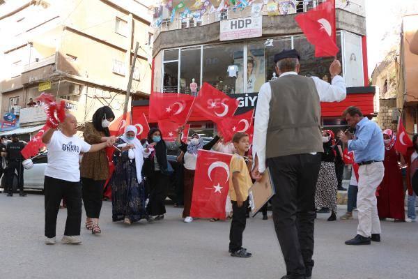 <p>Yaklaşık bir yıl boyunca her hafta HDP <strong>Şırnak</strong> il binası önünde yapılan eyleme katılan anne Emine Üstek’in azmi mutlu sonla bitti.</p>
